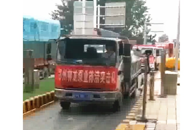 我公司新組織的搶險(xiǎn)排澇設(shè)備及人員，出發(fā)馳援焦作災(zāi)區(qū)，兄弟們辛苦了，加油！