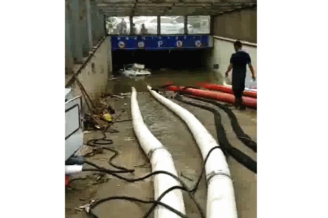 二環(huán)支路沙口路，山東消防兩臺(tái)，我們?nèi)_(tái)潛水泵同時(shí)運(yùn)行，一切正常了
